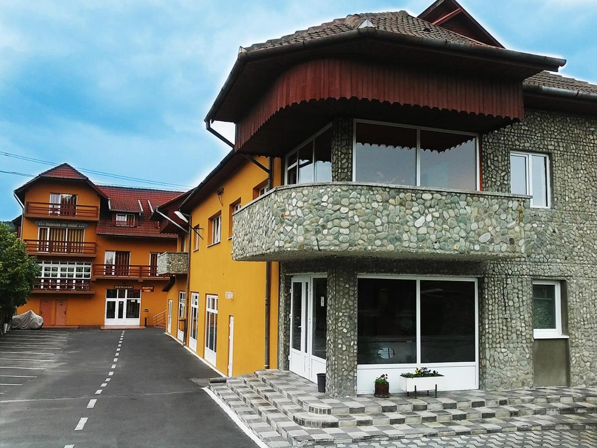 Floare De Colt Petrosani Hotel Ngoại thất bức ảnh