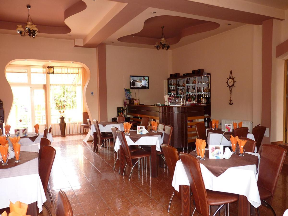 Floare De Colt Petrosani Hotel Ngoại thất bức ảnh