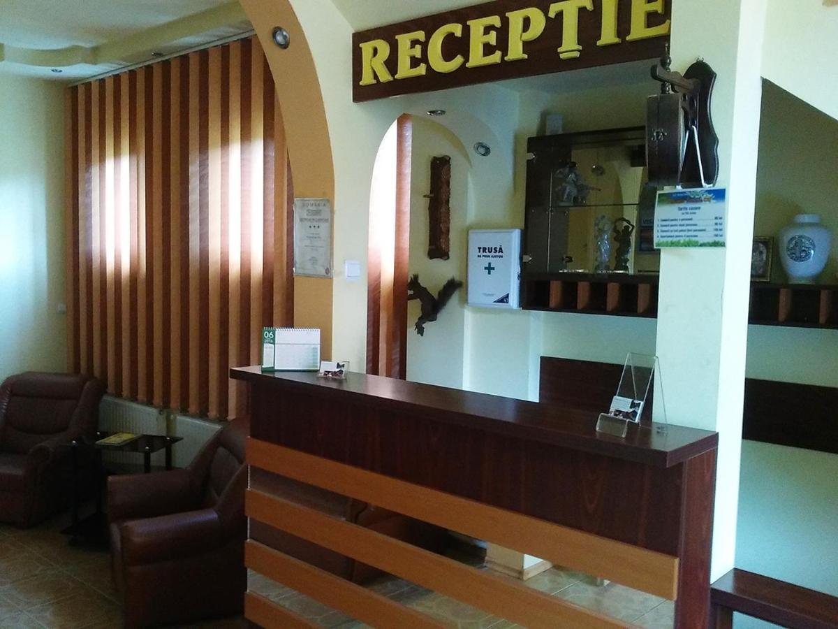 Floare De Colt Petrosani Hotel Ngoại thất bức ảnh