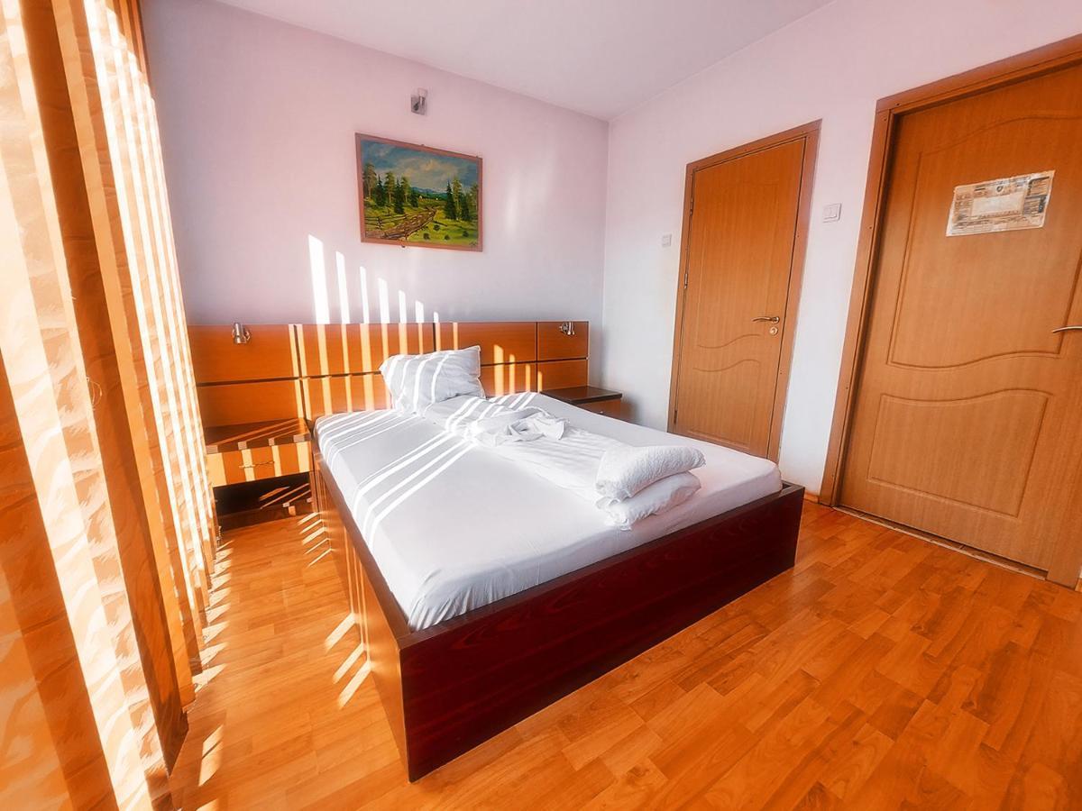 Floare De Colt Petrosani Hotel Ngoại thất bức ảnh