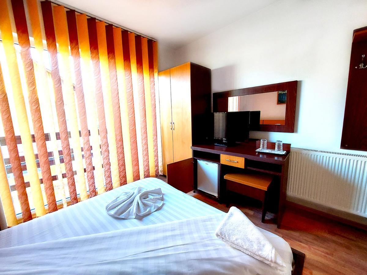 Floare De Colt Petrosani Hotel Ngoại thất bức ảnh
