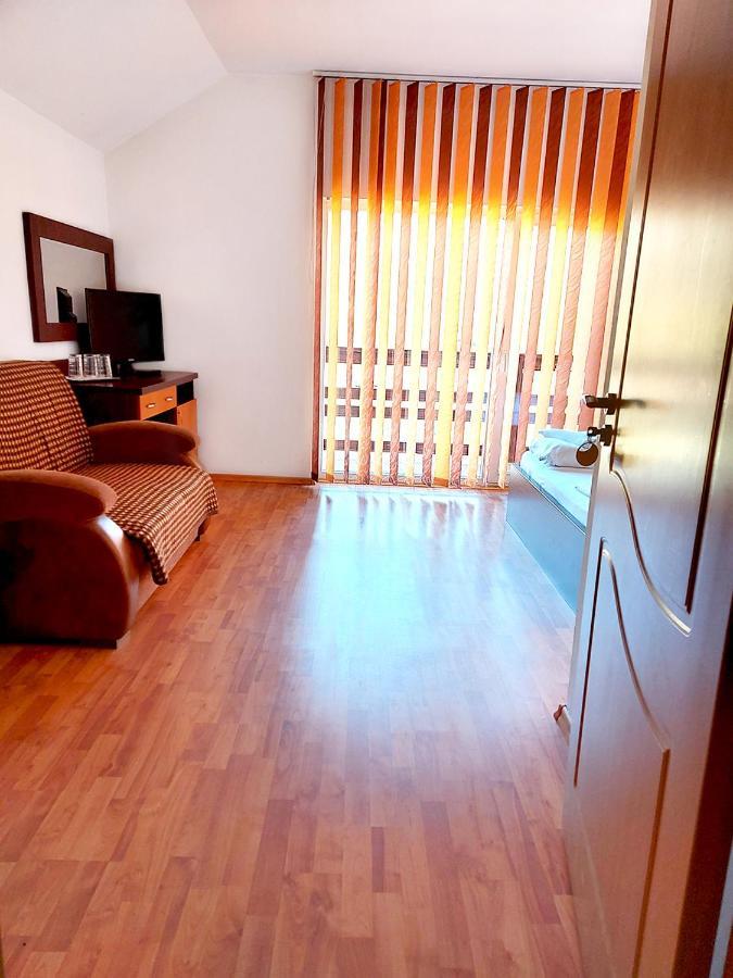 Floare De Colt Petrosani Hotel Ngoại thất bức ảnh