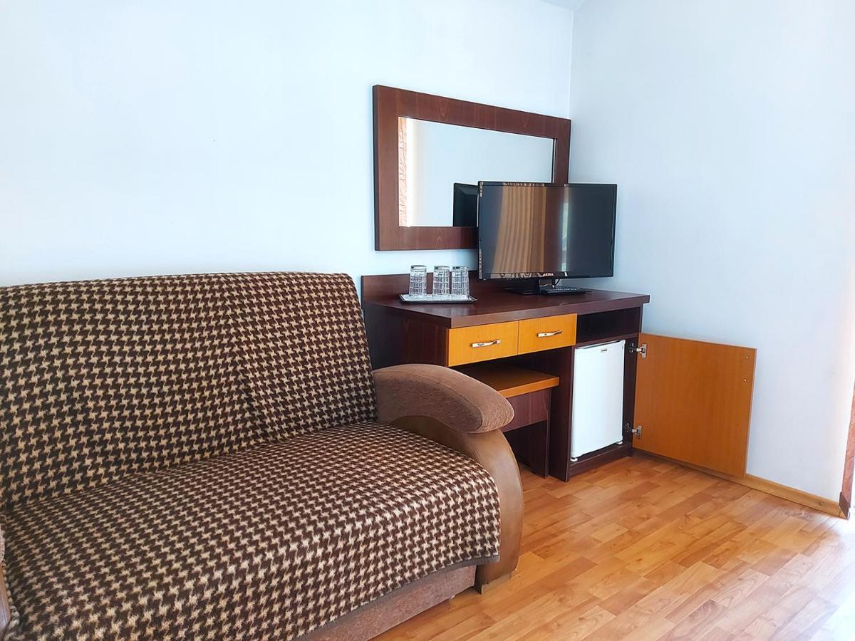 Floare De Colt Petrosani Hotel Ngoại thất bức ảnh