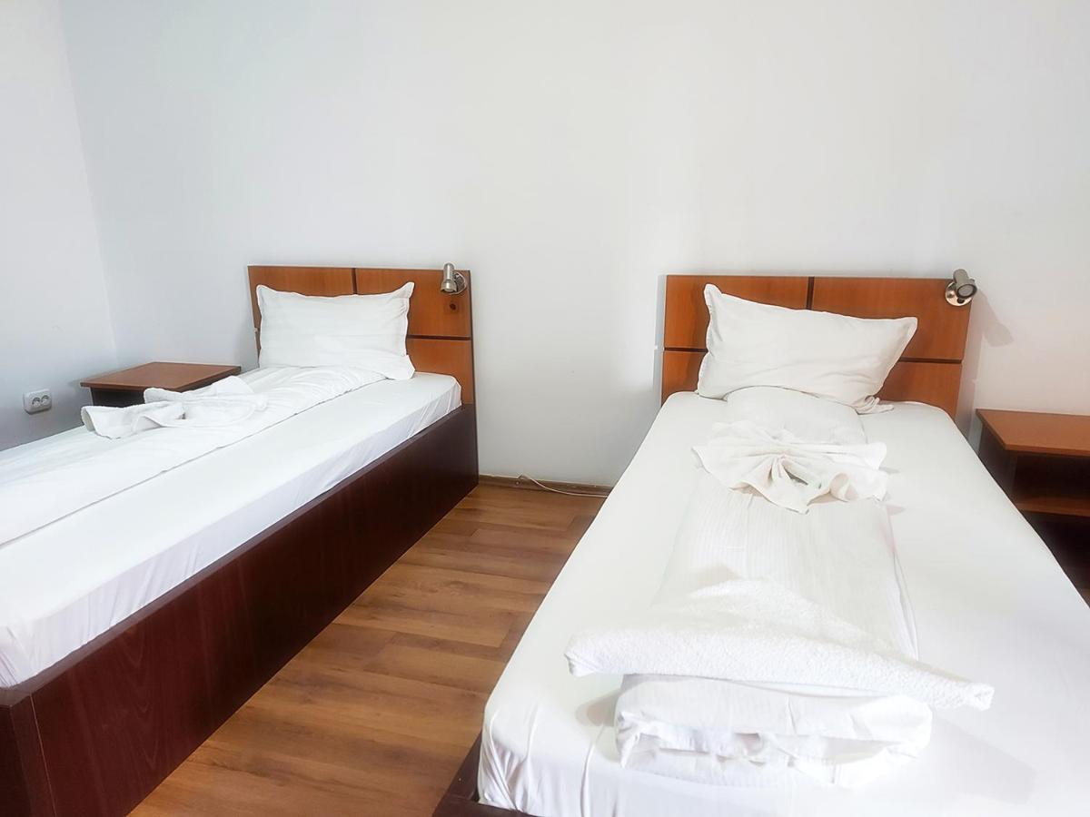 Floare De Colt Petrosani Hotel Ngoại thất bức ảnh