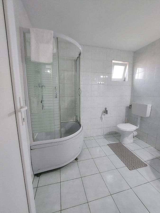 Floare De Colt Petrosani Hotel Ngoại thất bức ảnh