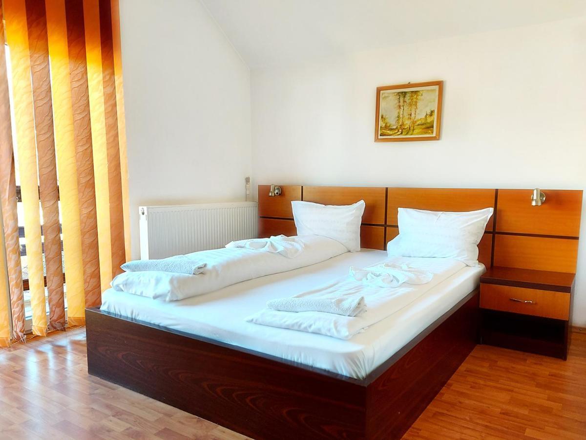 Floare De Colt Petrosani Hotel Ngoại thất bức ảnh