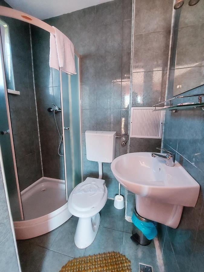 Floare De Colt Petrosani Hotel Ngoại thất bức ảnh