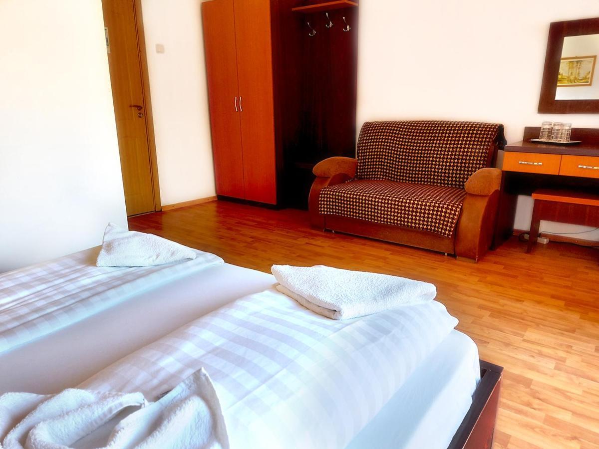 Floare De Colt Petrosani Hotel Ngoại thất bức ảnh