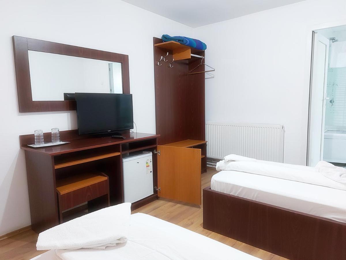 Floare De Colt Petrosani Hotel Ngoại thất bức ảnh