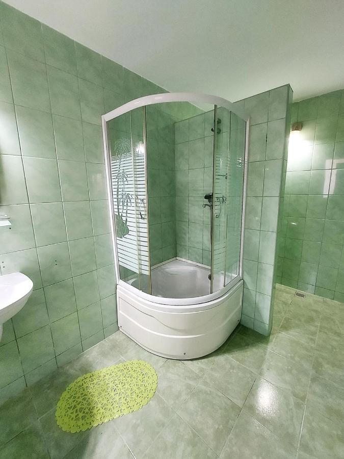 Floare De Colt Petrosani Hotel Ngoại thất bức ảnh