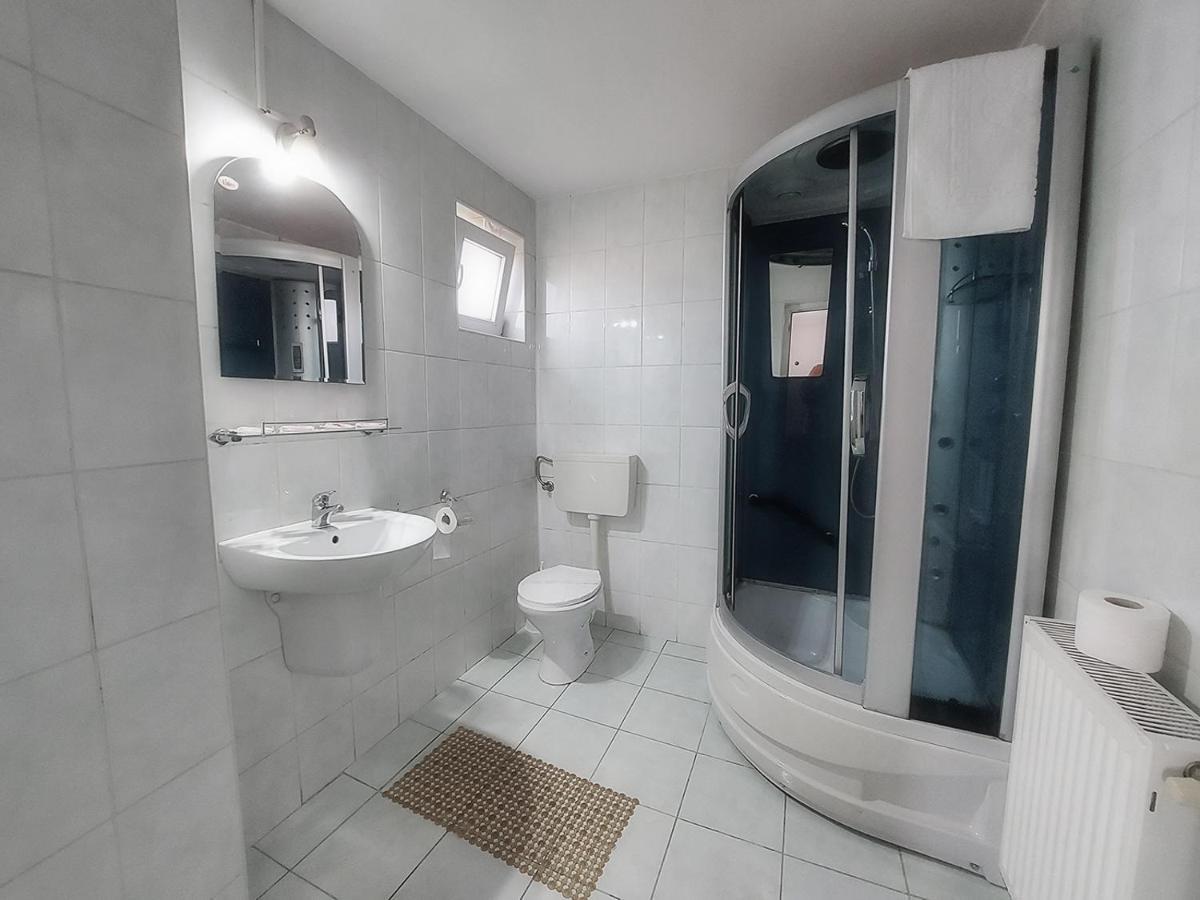 Floare De Colt Petrosani Hotel Ngoại thất bức ảnh