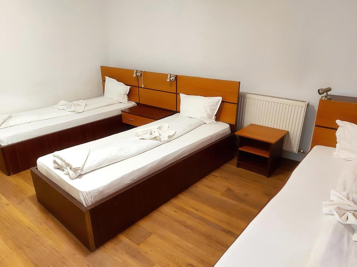 Floare De Colt Petrosani Hotel Ngoại thất bức ảnh