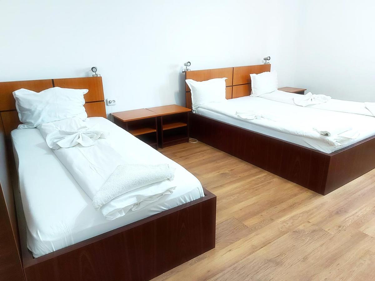 Floare De Colt Petrosani Hotel Ngoại thất bức ảnh