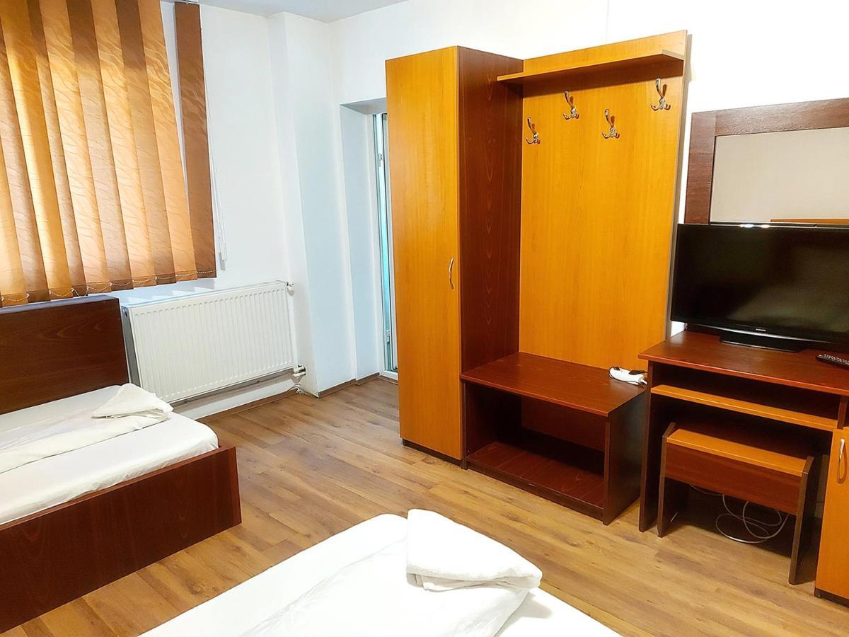 Floare De Colt Petrosani Hotel Ngoại thất bức ảnh